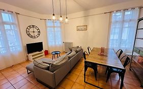Appartement Lumineux Et Spacieux 2 Chambres Avec Parking Gratuit Dans La Rue